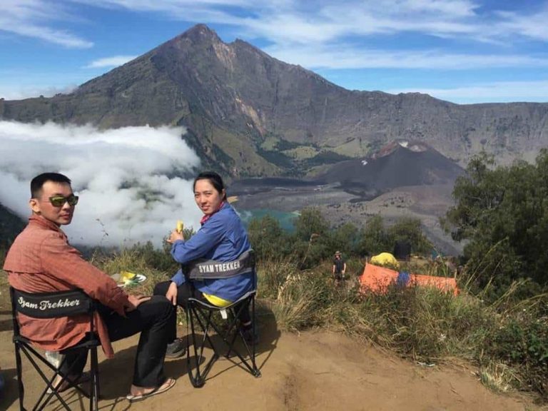Hiking Crater Rim, Lake and Summit Rinjani 4 Days