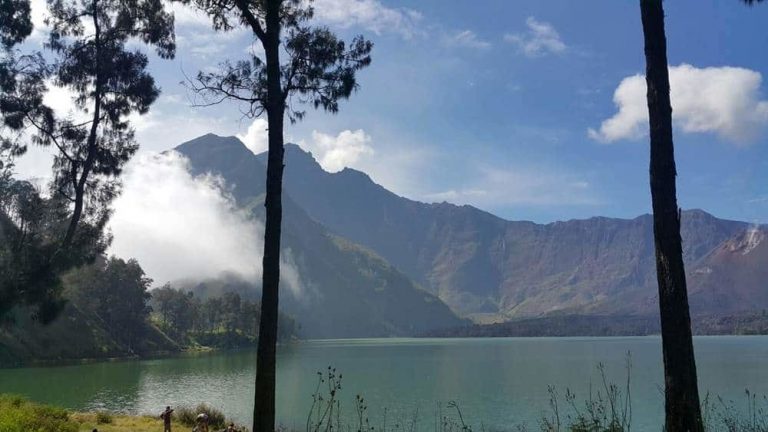 Trekking Summit Rinjani and Lake 4 Days